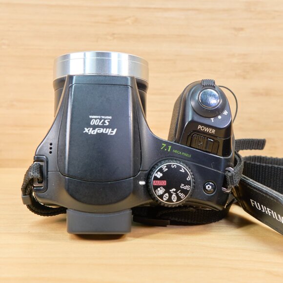 Fujifilm Finepix S700 7.1MP Digital Camera with 10x Optical Zoom - Picture 4 of 8